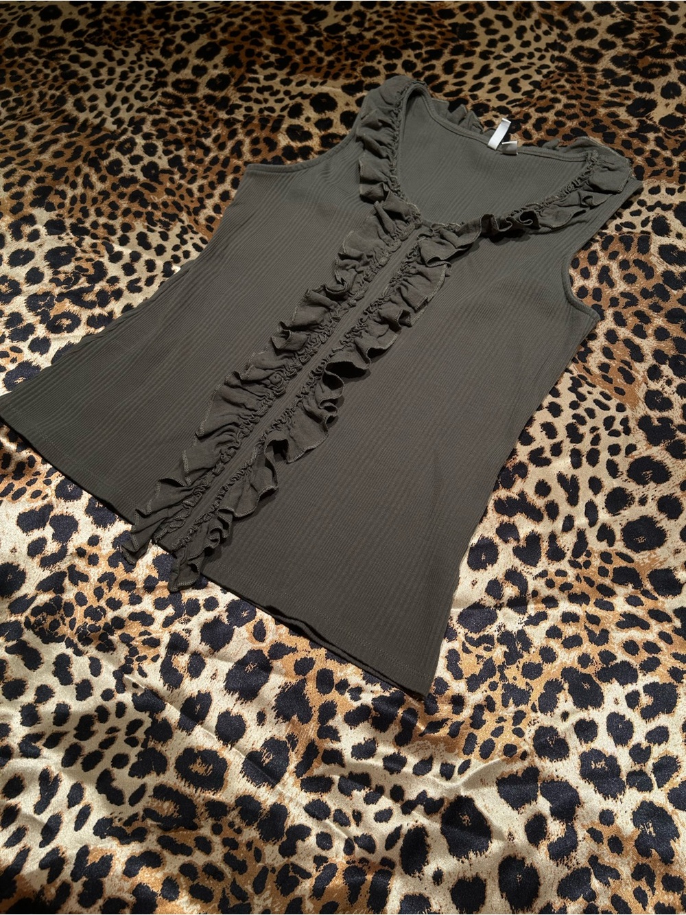 ❌SOLD❌CATO Olive Green Ribbed Ruffle V-Neck Tank Top - Picture 2 of 6